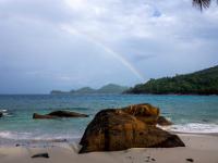 Regenbogen am Morgenhimmel nach Regenschauer an der Anse Takamaka - Mahé